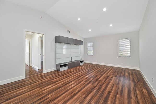 Building Photo - 4 Bed/ 2 Bath ~ Single Family Pool Home in San Carlos Park!