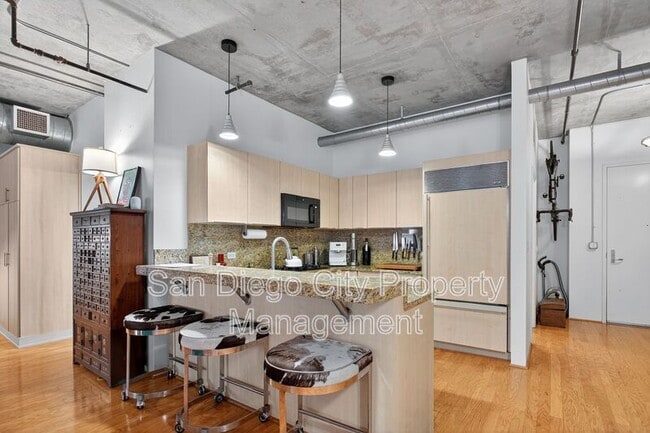 Building Photo - 877 Island Ave