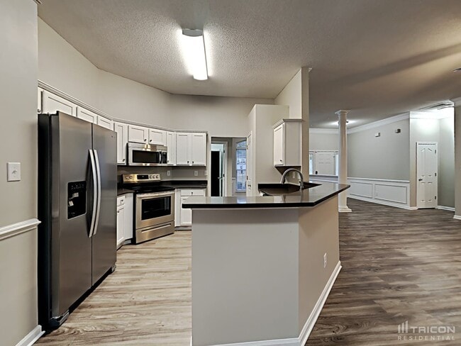 Building Photo - 8800 Willow Crest Dr