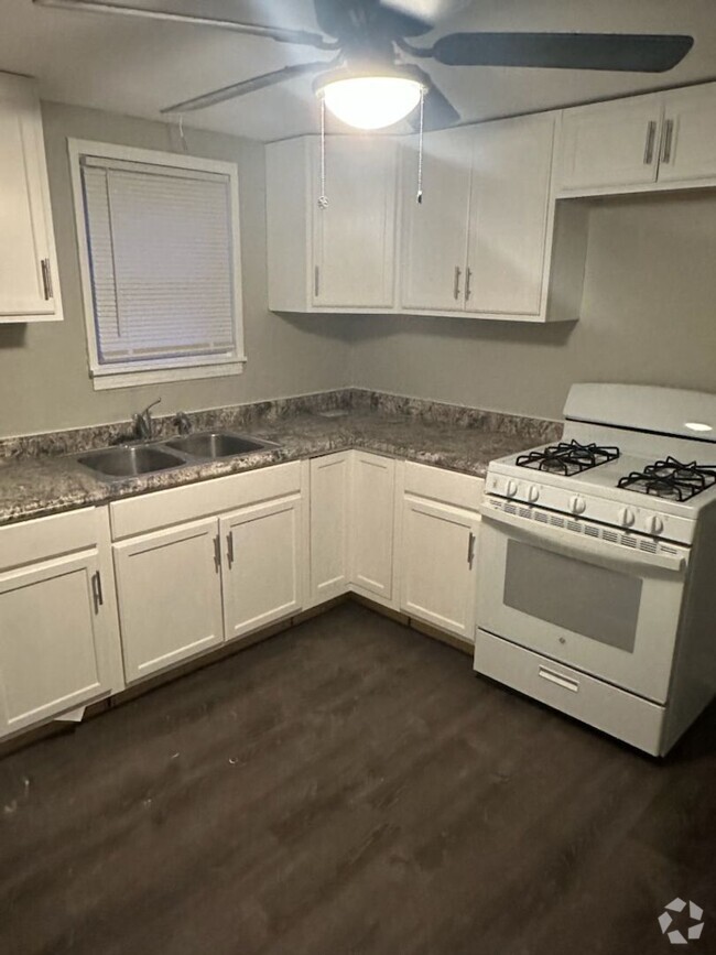 Building Photo - 2 Bedroom House Available in Madison Schoo...