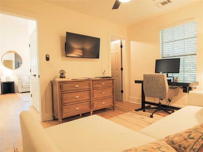 Building Photo - 1308 San Bernard St