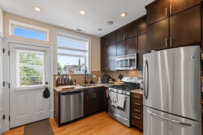 Building Photo - 2 bedroom in Chicago IL 60647