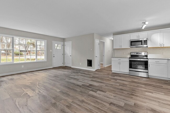 Building Photo - ** COMING SOON ** Charming, updated single family home!