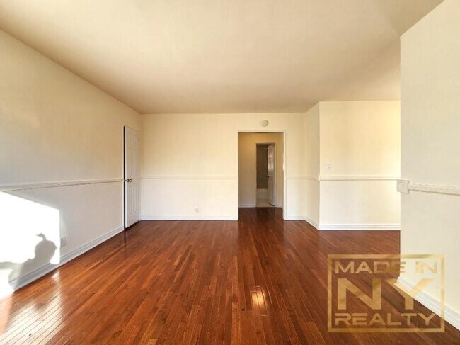 Building Photo - 2 bedroom in BAYSIDE NY 11361