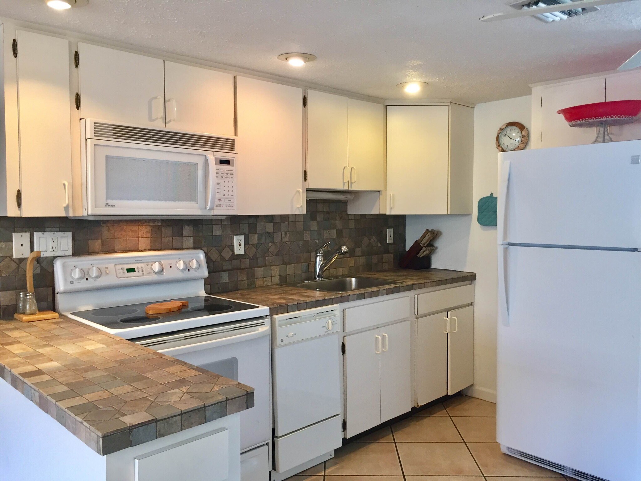 Building Photo - 5055 N Beach Rd