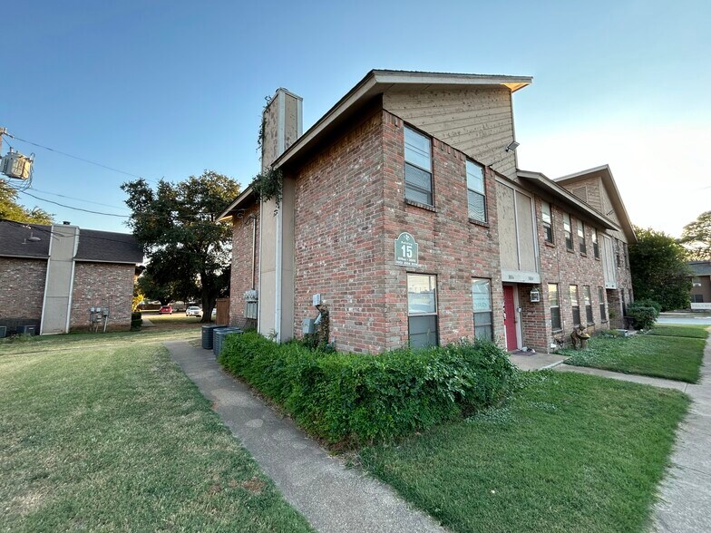 Building Photo - 3006 W Sycamore Cir