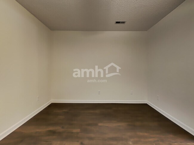 Building Photo - 528 Woodfield Cir