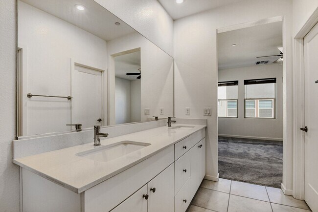 Building Photo - Stylish 2-Bedroom Townhome in Southwest Las Vegas