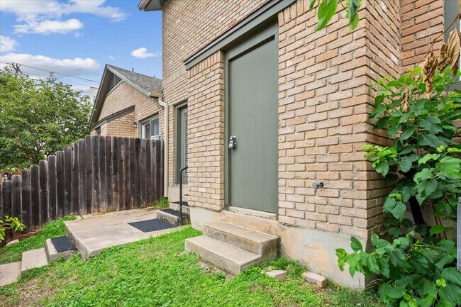 Building Photo - 1015 E Yager Ln