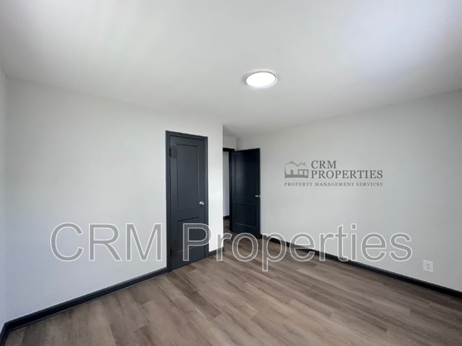 Building Photo - 1034 E Elm St