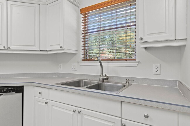 Building Photo - Updated Home in Raintree Estates!