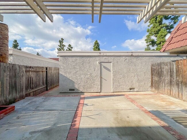 Building Photo - Cypress 2 Bed Townhome - 2 Car Garage - Gorgeous - Amenities Galore!!!!!