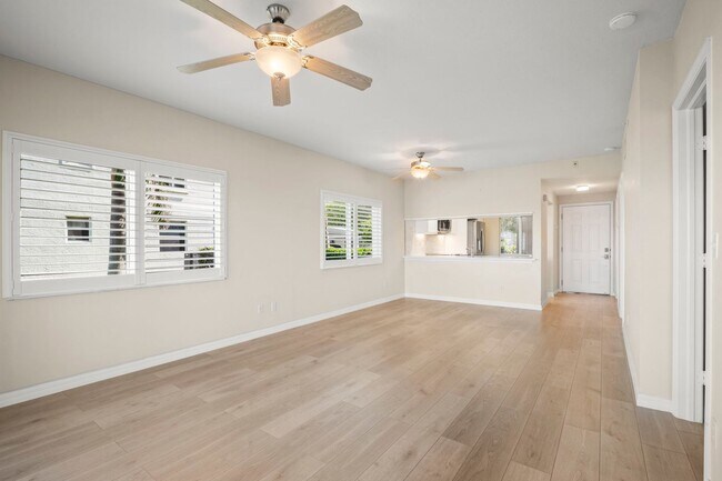 Building Photo - Stunning 2 beds 2 baths condo with lake vi...