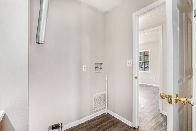 Building Photo - Beautiful 2BR/1BA Duplex in Independence!