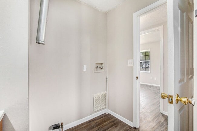 Building Photo - *MOVE IN SPECIAL* $250 Off First Full Month's Rent OR Free 55in TV! Beautiful 2BR/1BA Duplex in I...