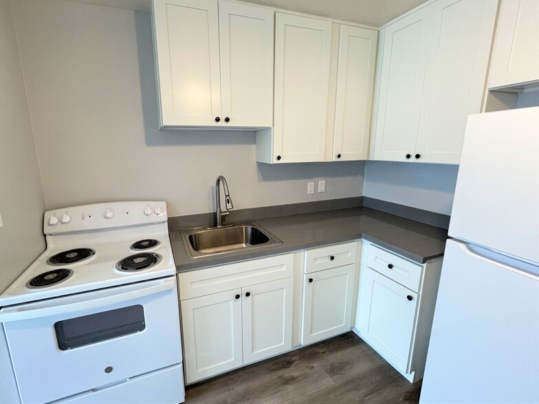 Building Photo - Renovated Apartments at The Brentwood on S...