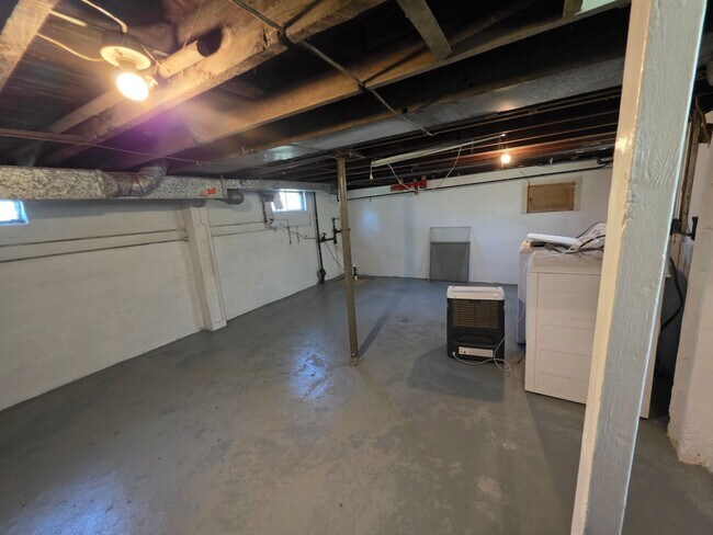 Building Photo - 2 Bed 1 Bath Single Family Home
