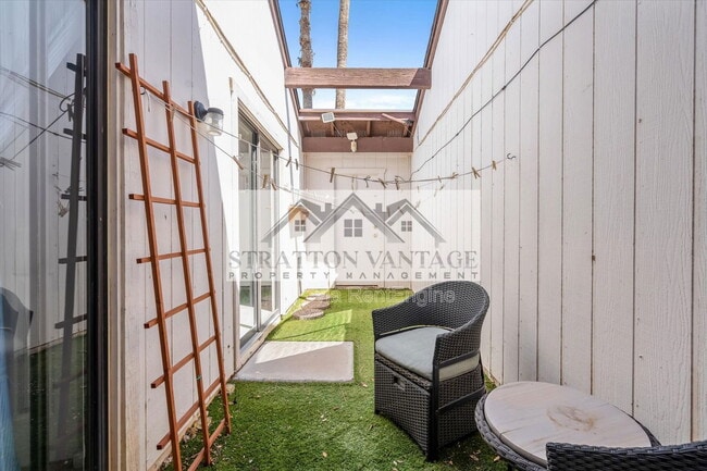 Building Photo - 2142 S Las Palmas