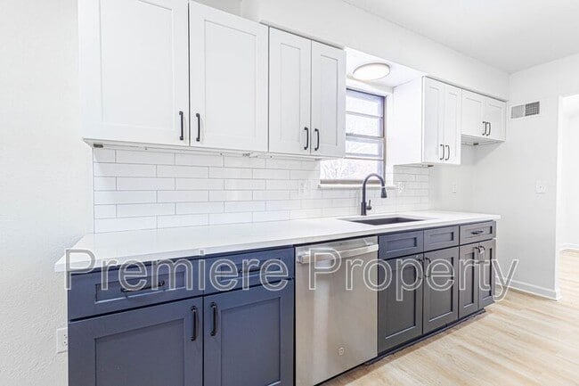 Building Photo - 705 NW Buckingham Pl