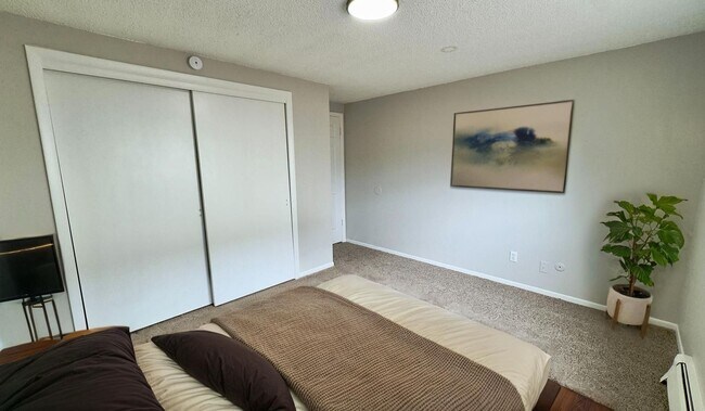 Building Photo - 2915 Straus Ln
