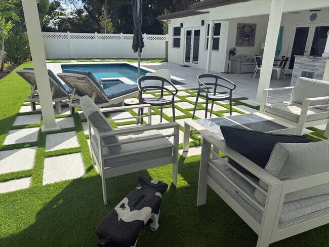 Building Photo - 1637 SE 1st St