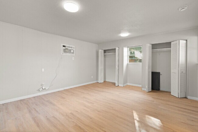 Building Photo - 3 Bed, 2 Bath Duplex (3rd bed is detached)