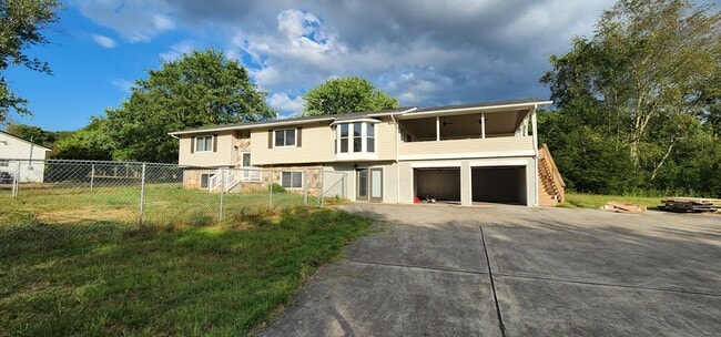 Primary Photo - 169 Valleyview Dr