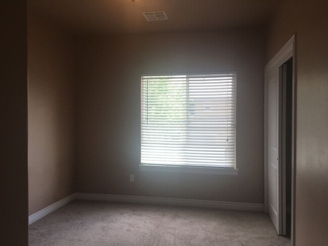Building Photo - 2 Bedrooms Available in Shared Townhome