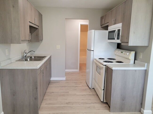 Building Photo - 1 Bedroom Triplex Unit