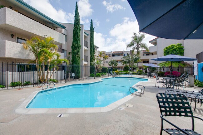 Building Photo - 2625 Pirineos Way
