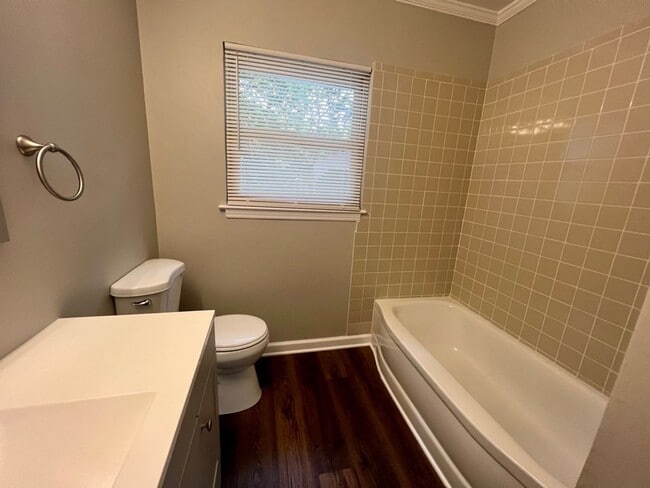 Building Photo - Three bedroom, 1 bath house in Burlington