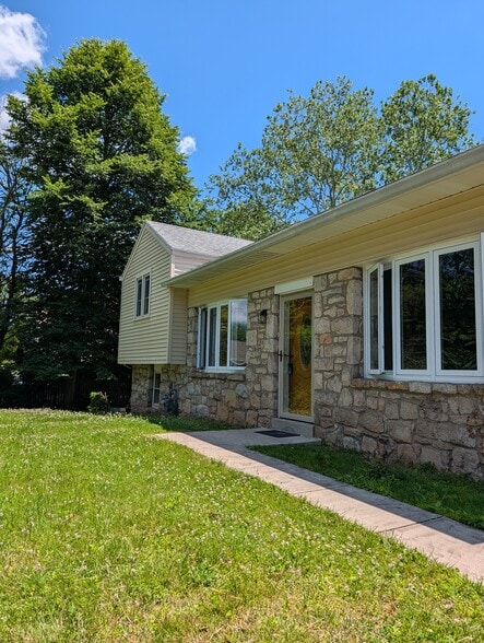 Building Photo - 15 N Forge Manor Dr