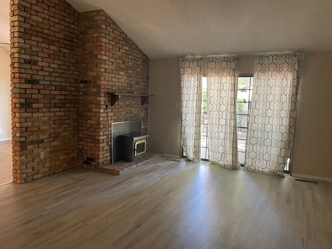 Building Photo - 3 Bedroom Home Close to UNR
