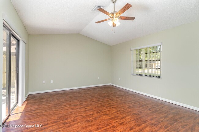 Building Photo - 841 Raintree Ave
