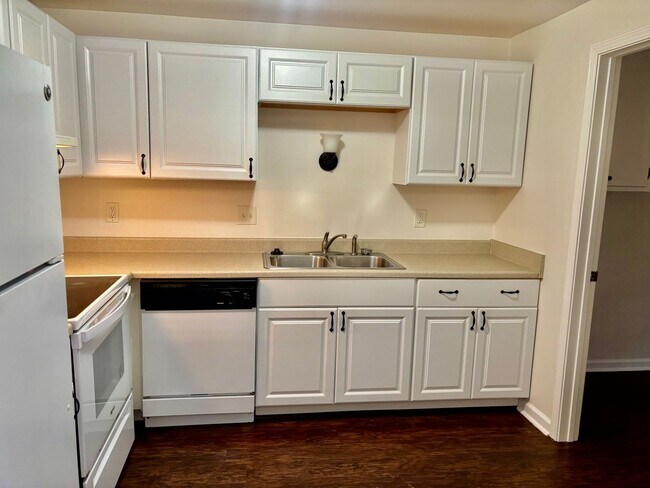Building Photo - 3 bedroom/1.5 bathroom-Courthouse Green