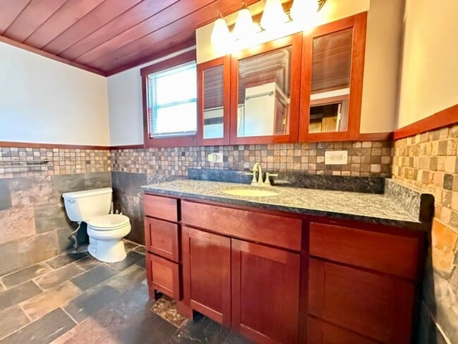 Building Photo - rh17