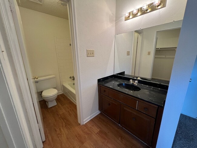 Building Photo - Townhome