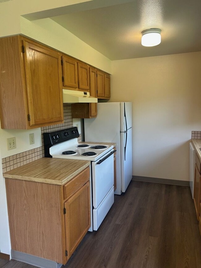 Building Photo - 2 BD Duplex with Garage!