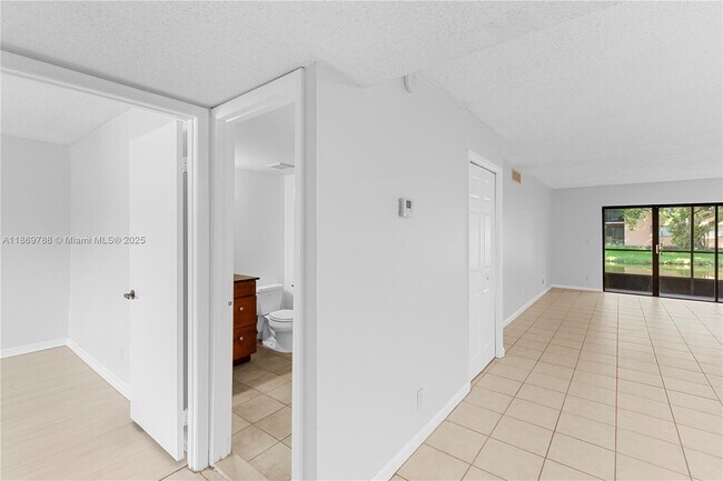 Building Photo - 301 Lakeview Dr