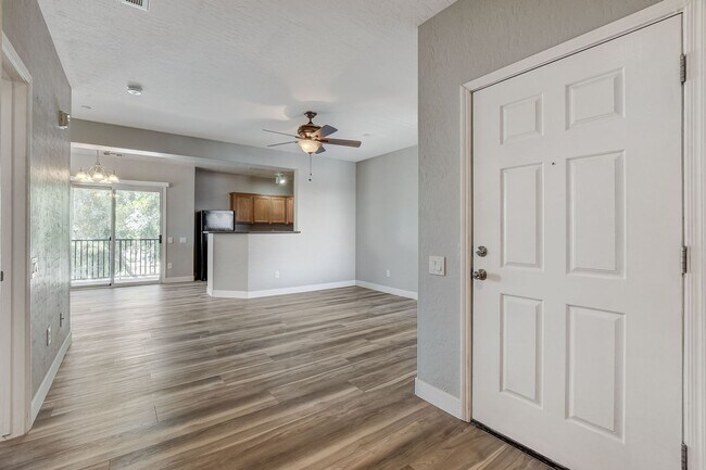 Building Photo - 3 Bedroom Condo