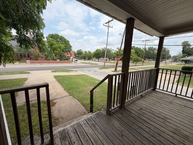 Building Photo - 3bed/1bath Home Available Just Steps Away From Norman's Campus Corner!!