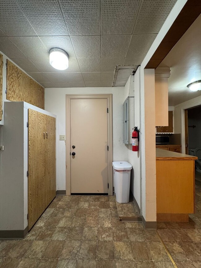 Building Photo - Cozy 2-Bed with Spacious Living, Parking, Pets OK!