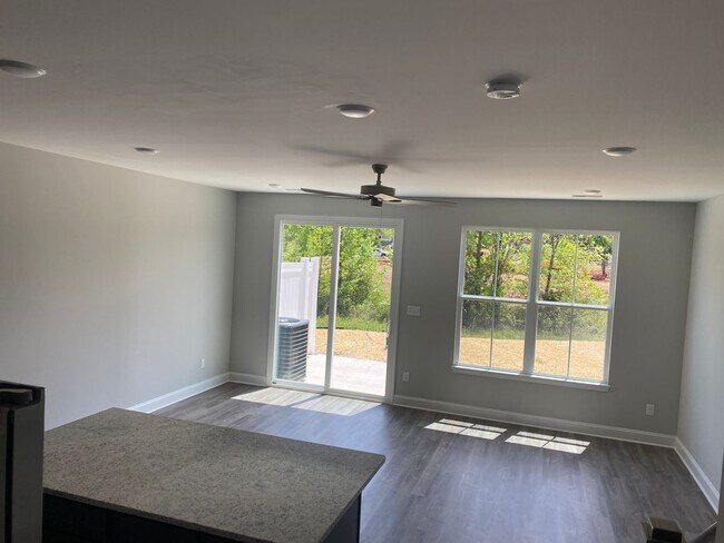 Building Photo - Spacious 3BR Townhome with Modern Finishes & Lawn Care Included!