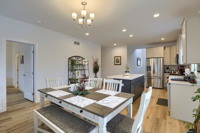 Building Photo - 4 Bedroom Home