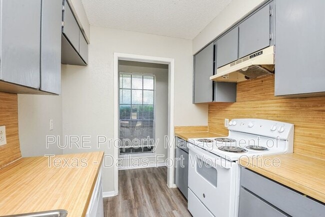 Building Photo - 1128 Highbush Dr