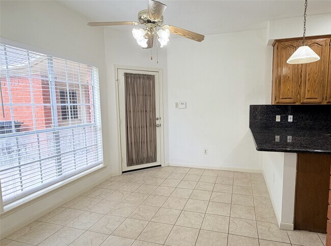 Building Photo - 3306 Vista Lake Dr