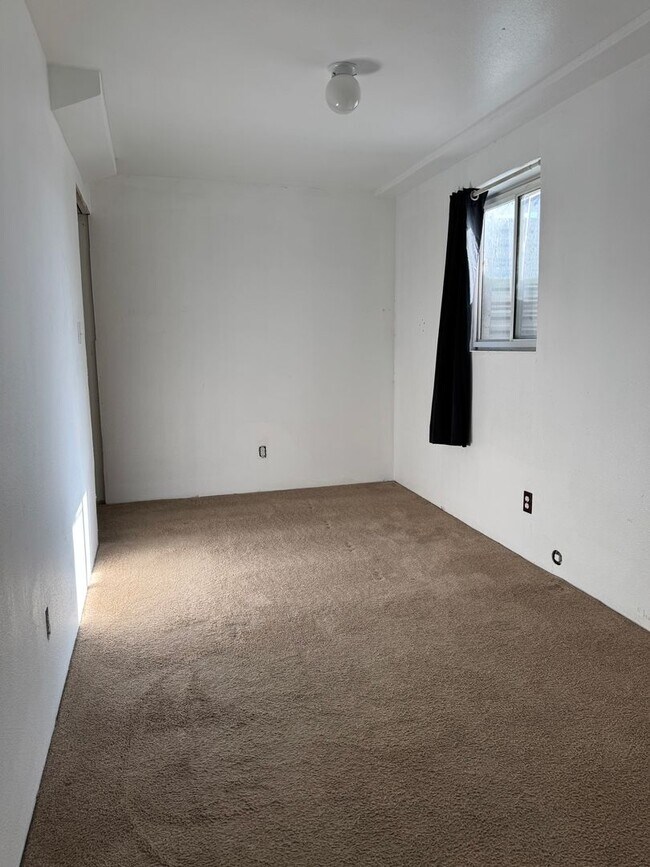Building Photo - 660 Thistle Dr