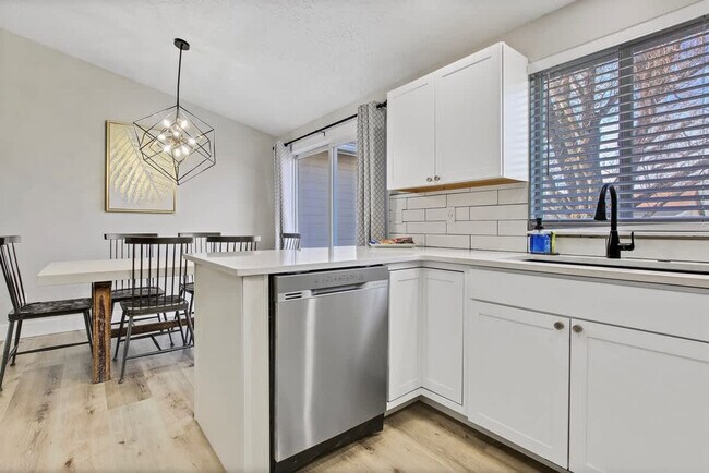 Building Photo - 1213 Cattail St