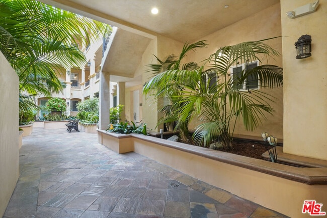 Building Photo - 16123 Sunset Blvd