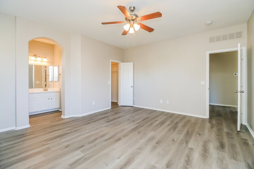 Building Photo - 9018 E Glade Ave